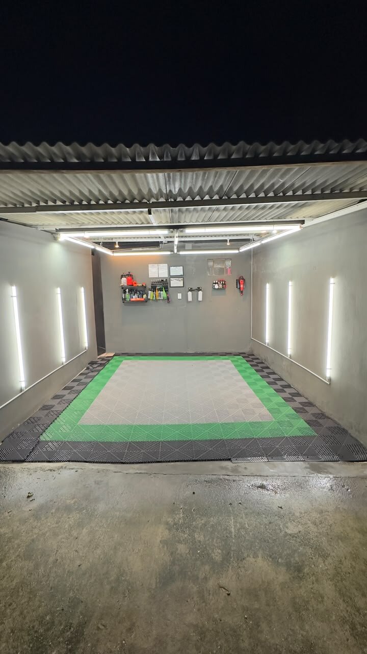 Box profissional da Denis Estética Automotiva em Curitiba, preparado para atendimento
